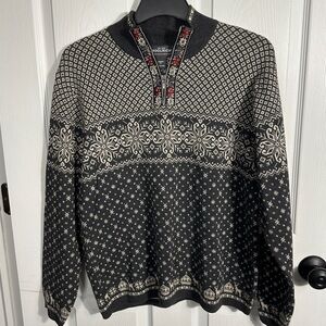 Woolrich sweater size XL, contrast stitch zip v-neck, ramie/cotton, winter theme